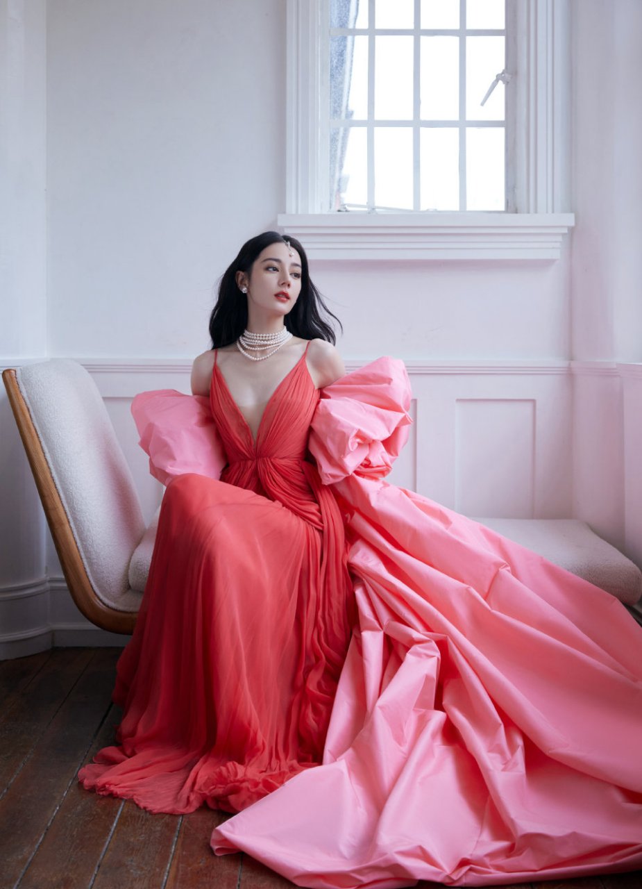 迪丽热巴身穿红色礼服款款而来,粉色蝴蝶结点缀起春日的美好,红色的
