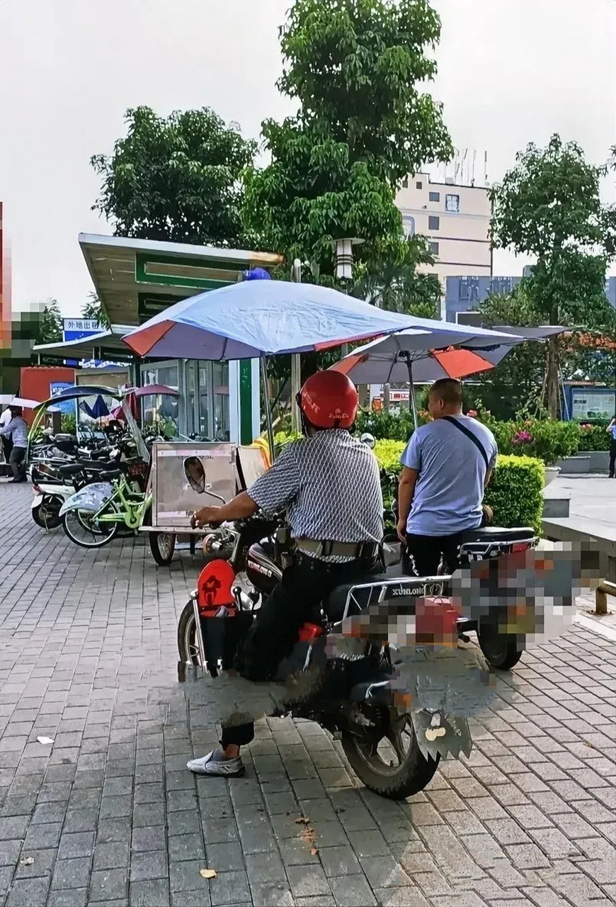 深圳的摩的师傅真的了不得.别看他穿的不咋地,实则个个都实力雄厚.