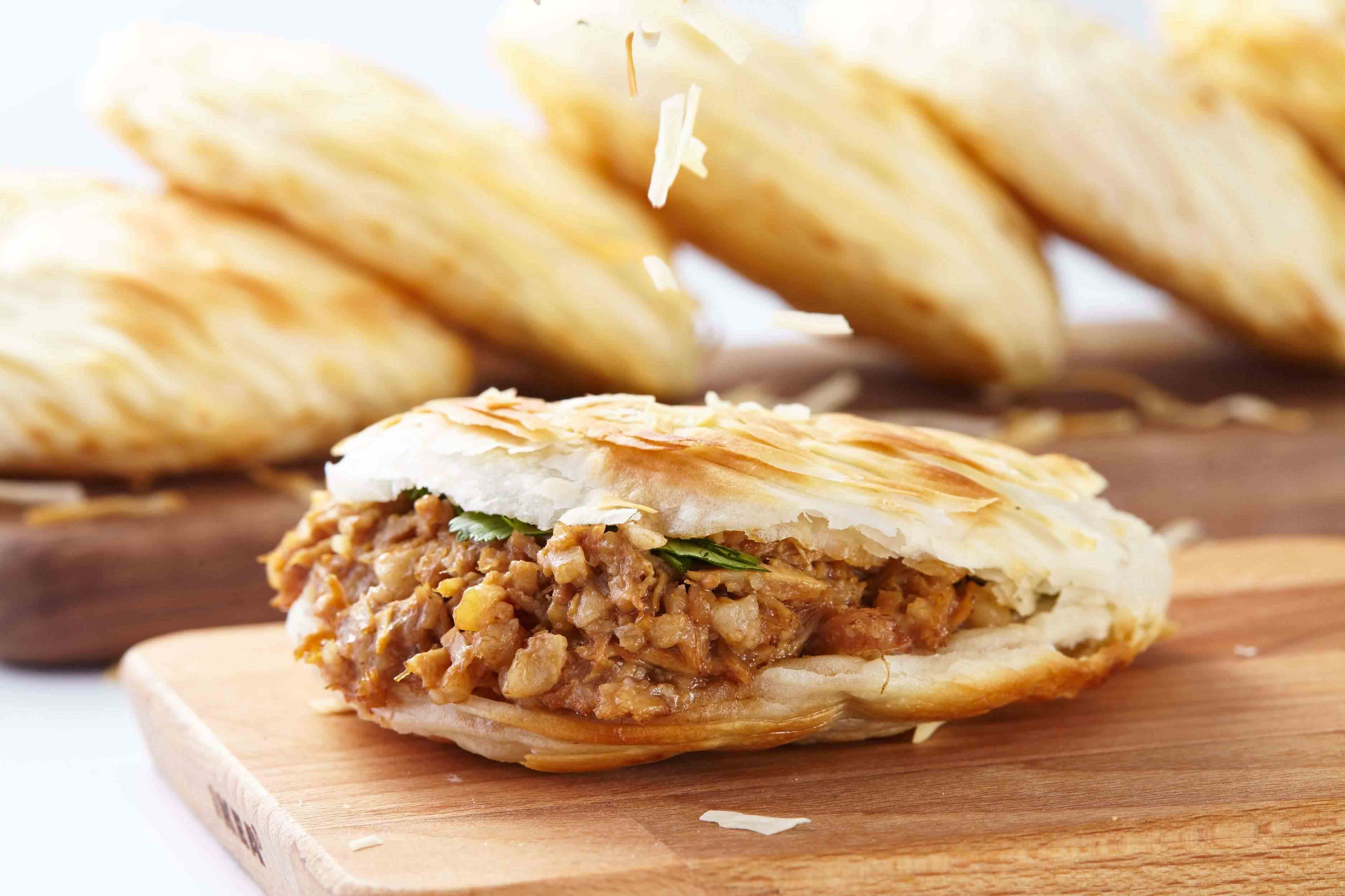 楼下新开了一家肉夹馍店,新店做活动一个肉夹馍只要5.99元!