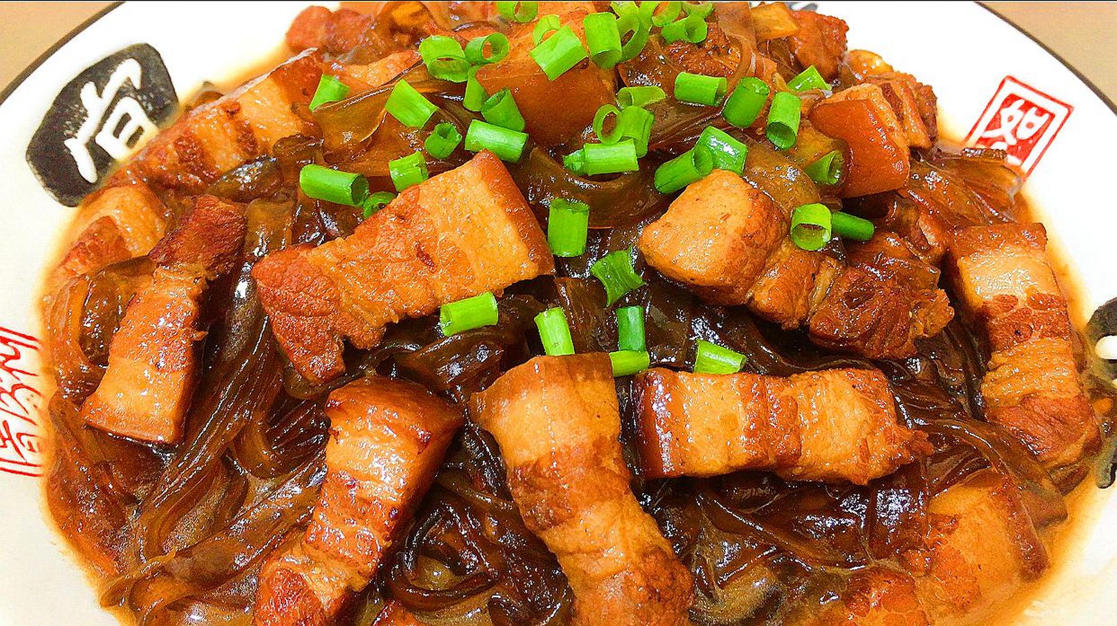 猪肉炖粉条是一道传统的中国菜肴,是东北菜的代表之一,发源于四川.