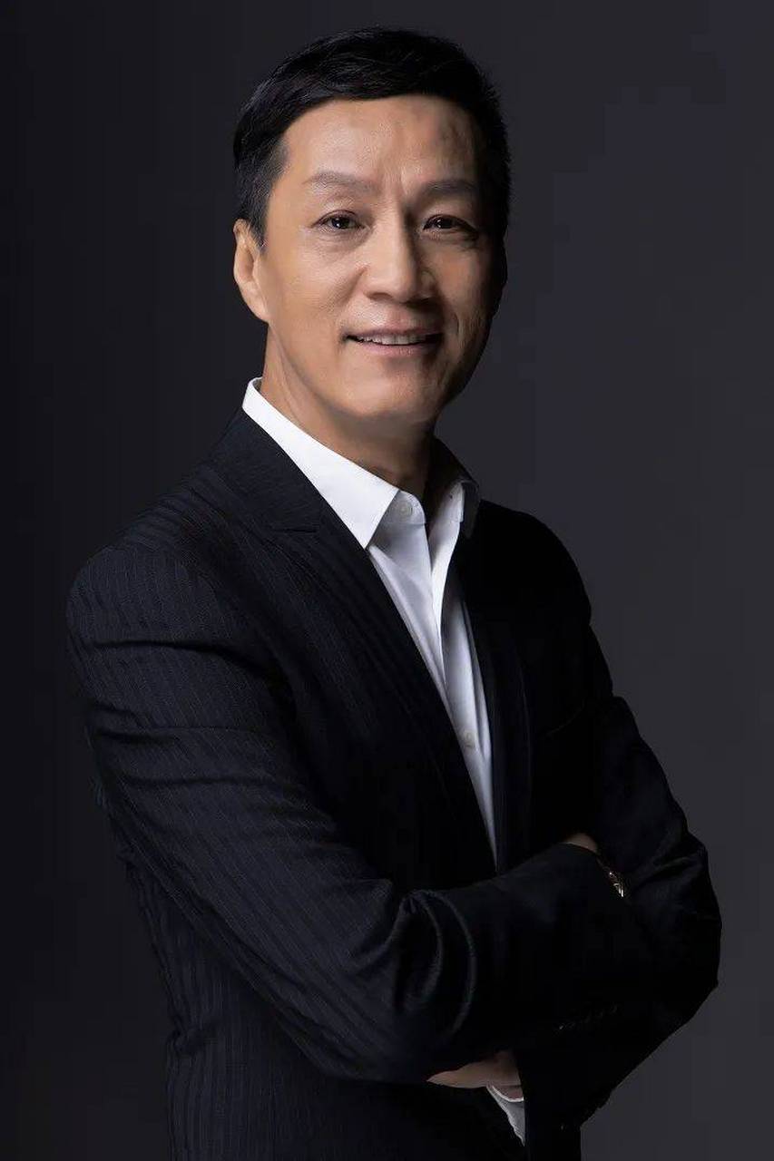 61岁老戏骨冯远征,冲上热搜!