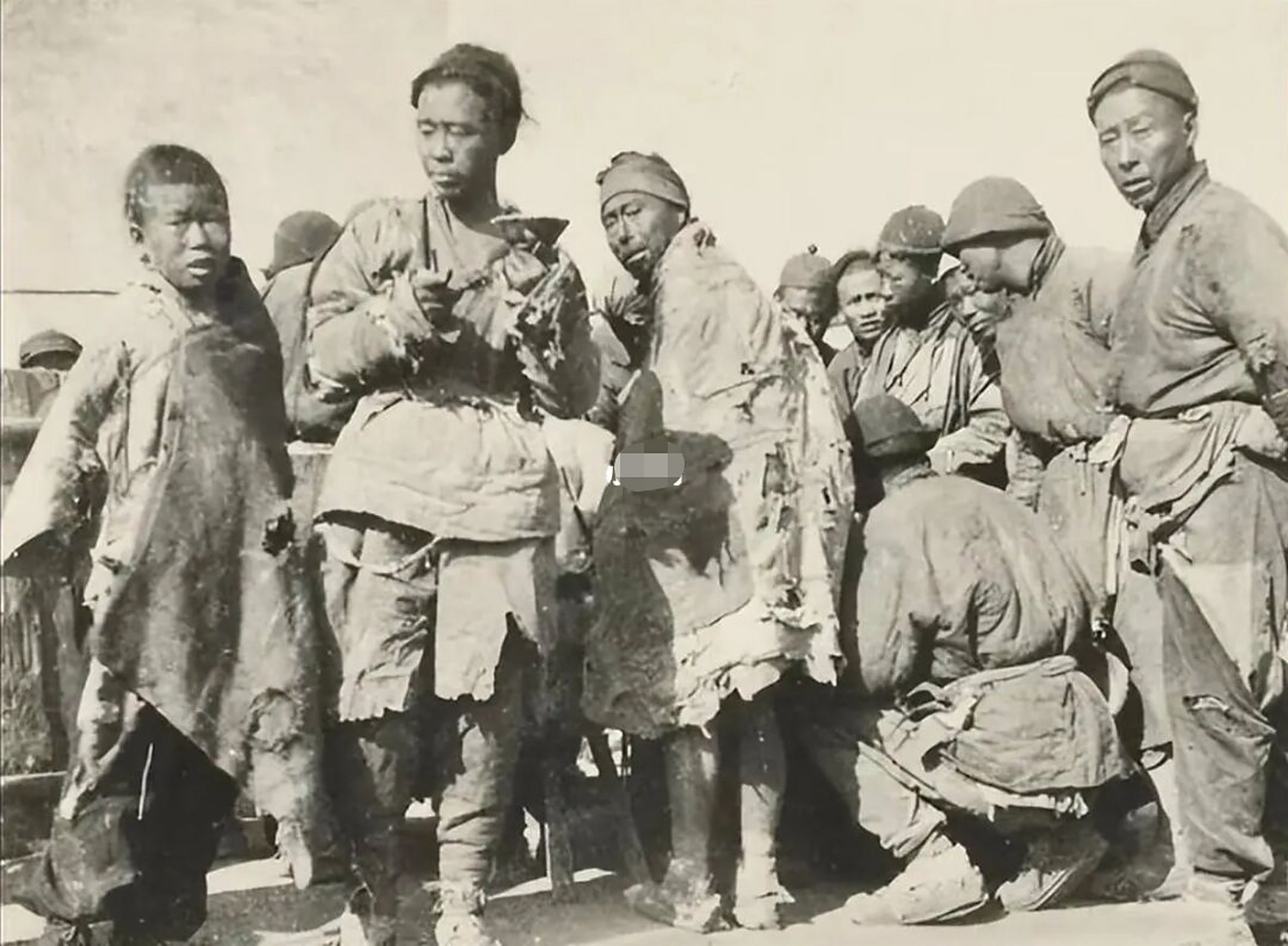 清代末期,人们衣衫褴褛,或居无定所,或沦为难民.