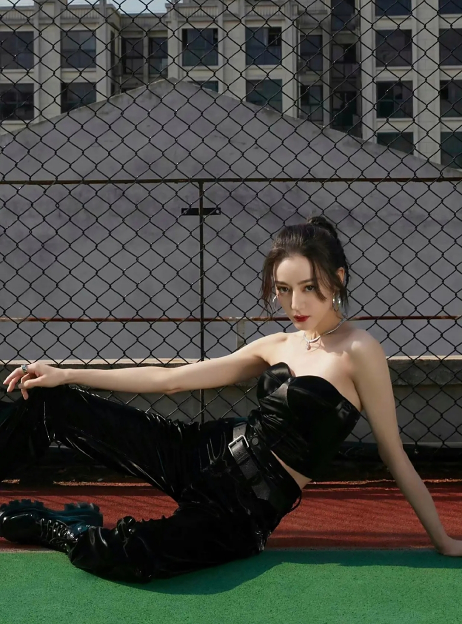 迪丽热巴这身皮衣造型,又酷又飒,冷艳绝美,霸气十足