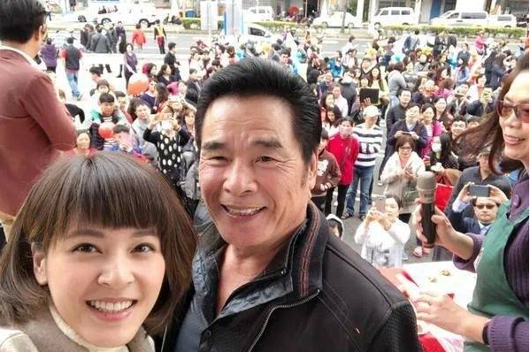 74岁影帝雷洪:破产后六个老婆全跑光,娶小21岁女友婚姻很幸福