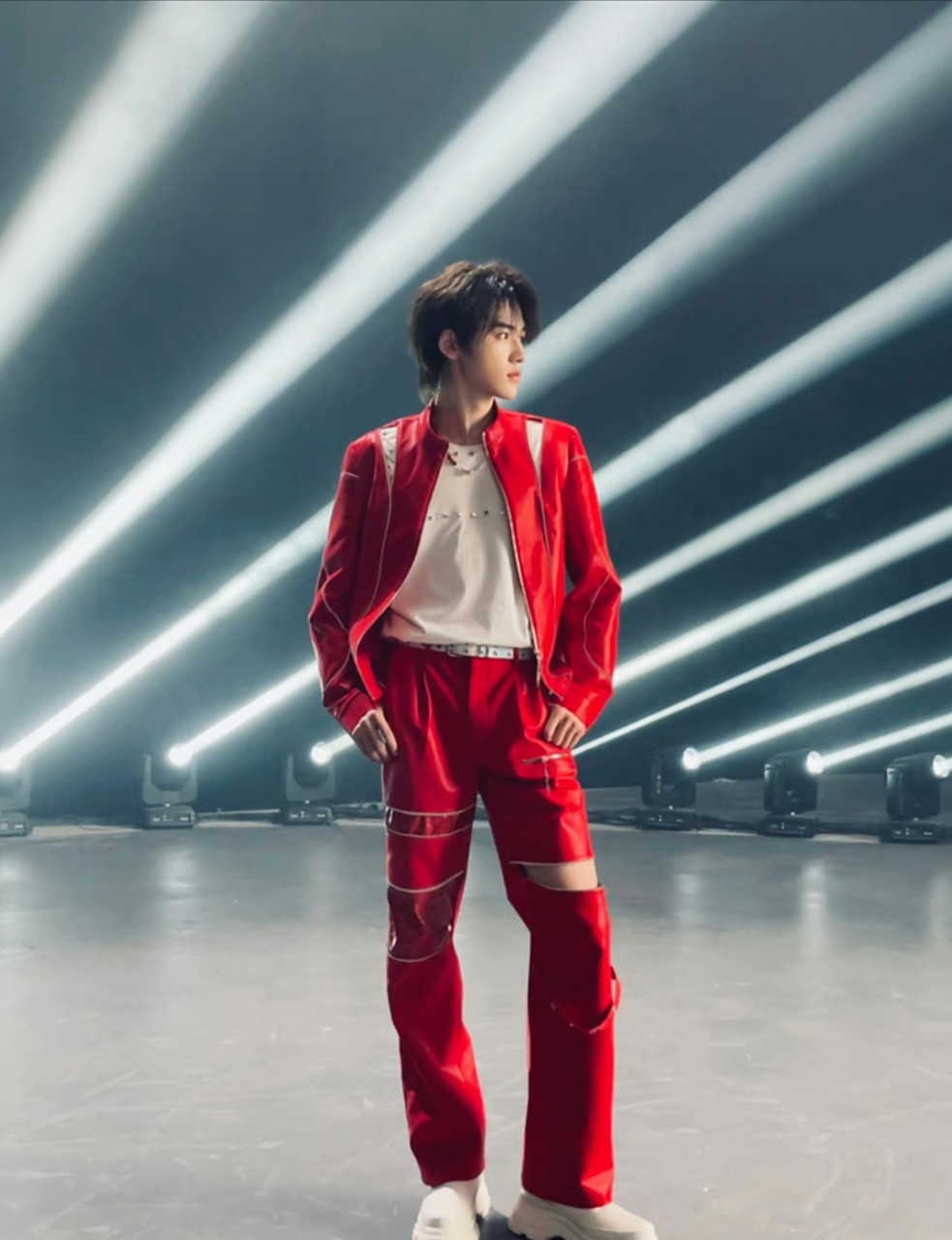 宋亚轩你穿着红色的运动服好帅啊,看你很累,辛苦你了,录制顺利,期待你