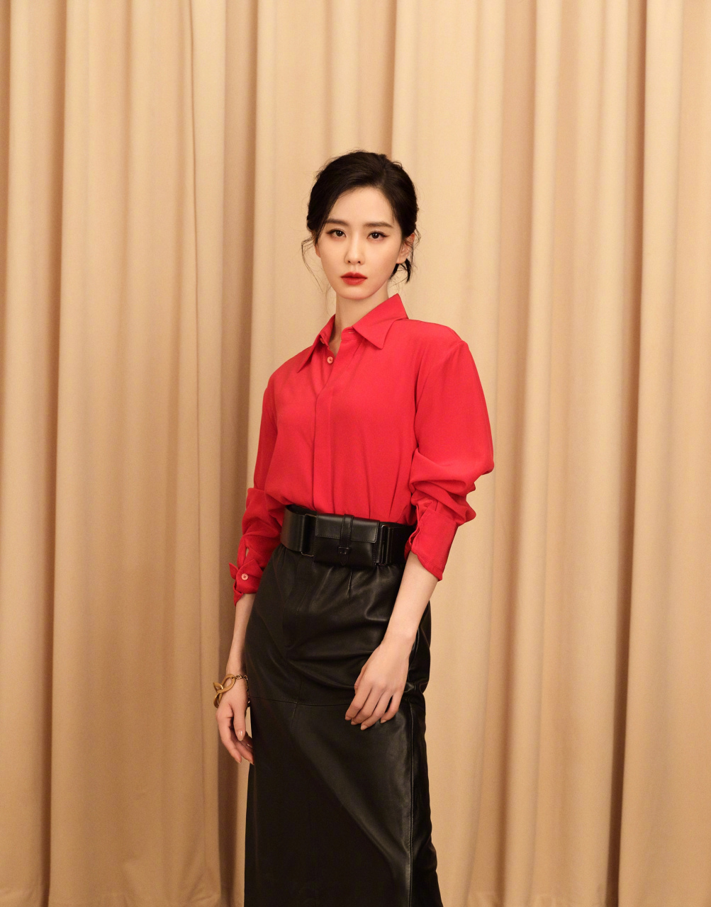 刘诗诗红色衬衣皮裙穿搭,尽显气质,看起来好高冷,这是御姐风吗?