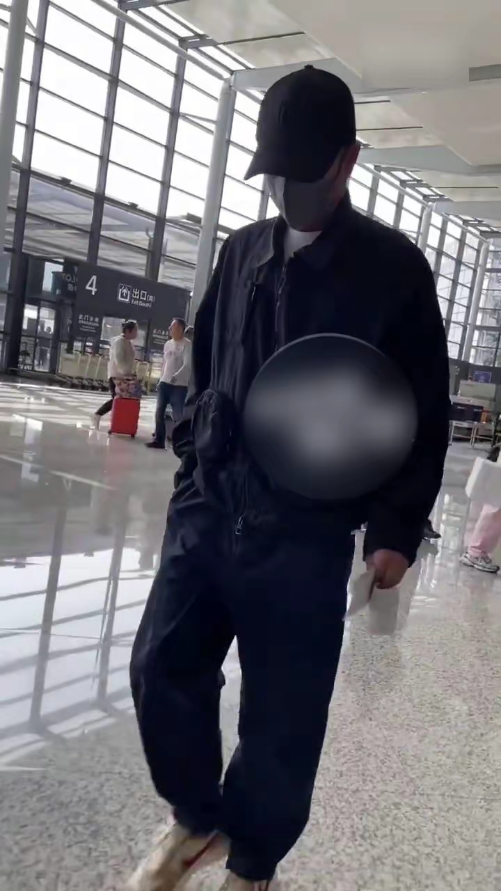 视频中,文章打扮低调,戴帽子口罩低着头只顾前行,没有接受采访.