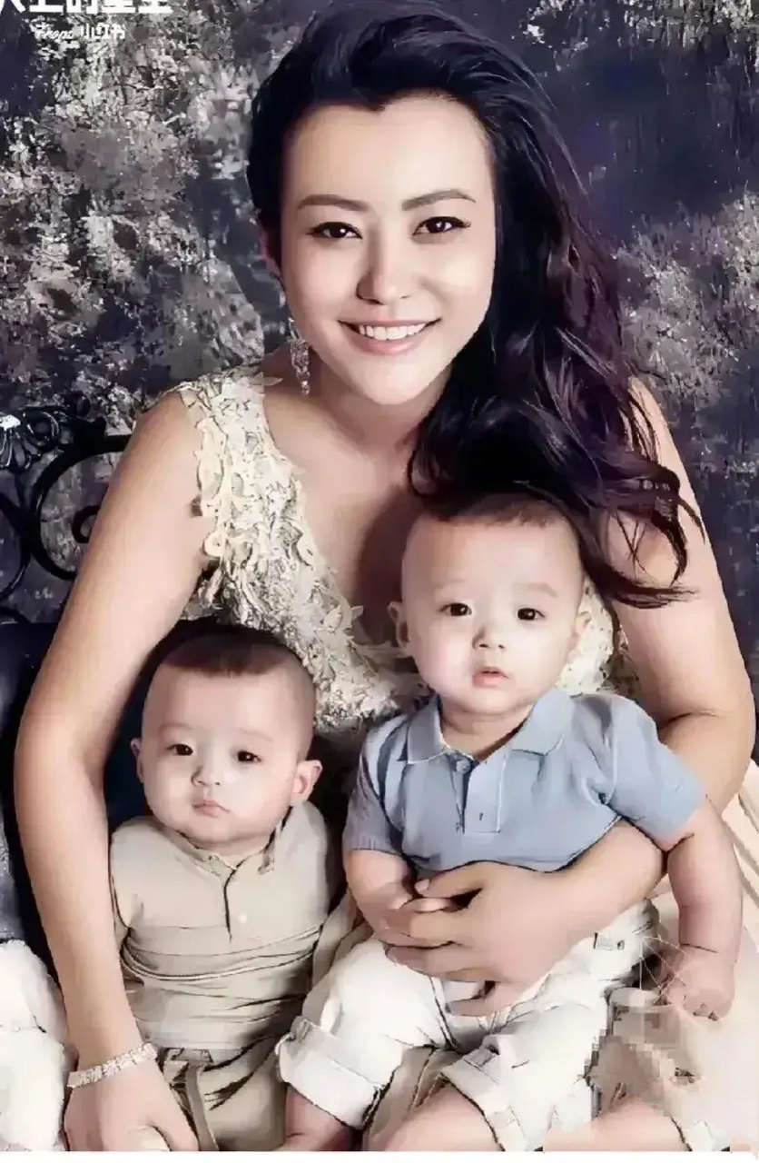 郝蕾和双胞胎儿子…[kiss][kiss]#多彩夏日生活#   郝蕾捧着双胞胎