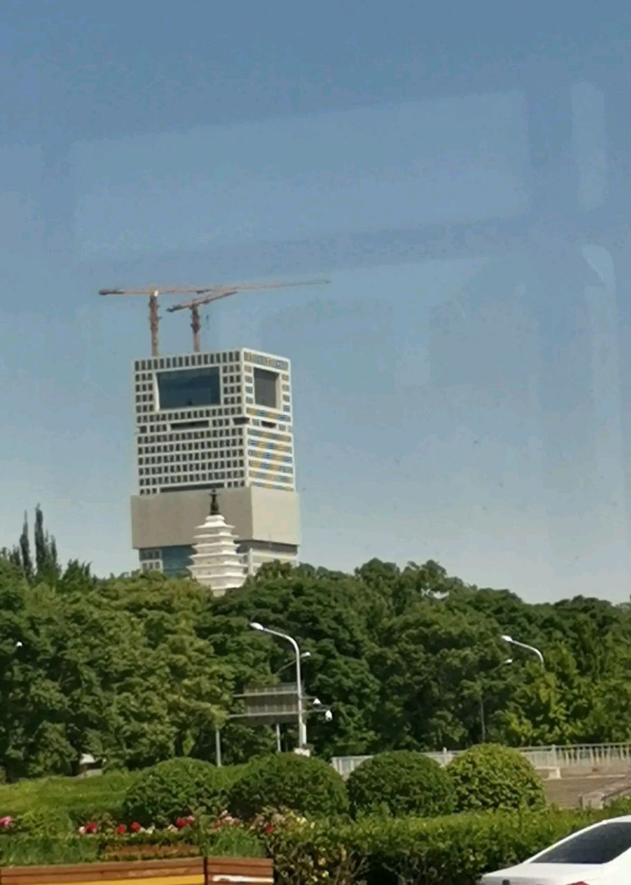 曾经顾辉煌一时的北京北四环中路的"盘古大观"大厦,经过两年的改造,"