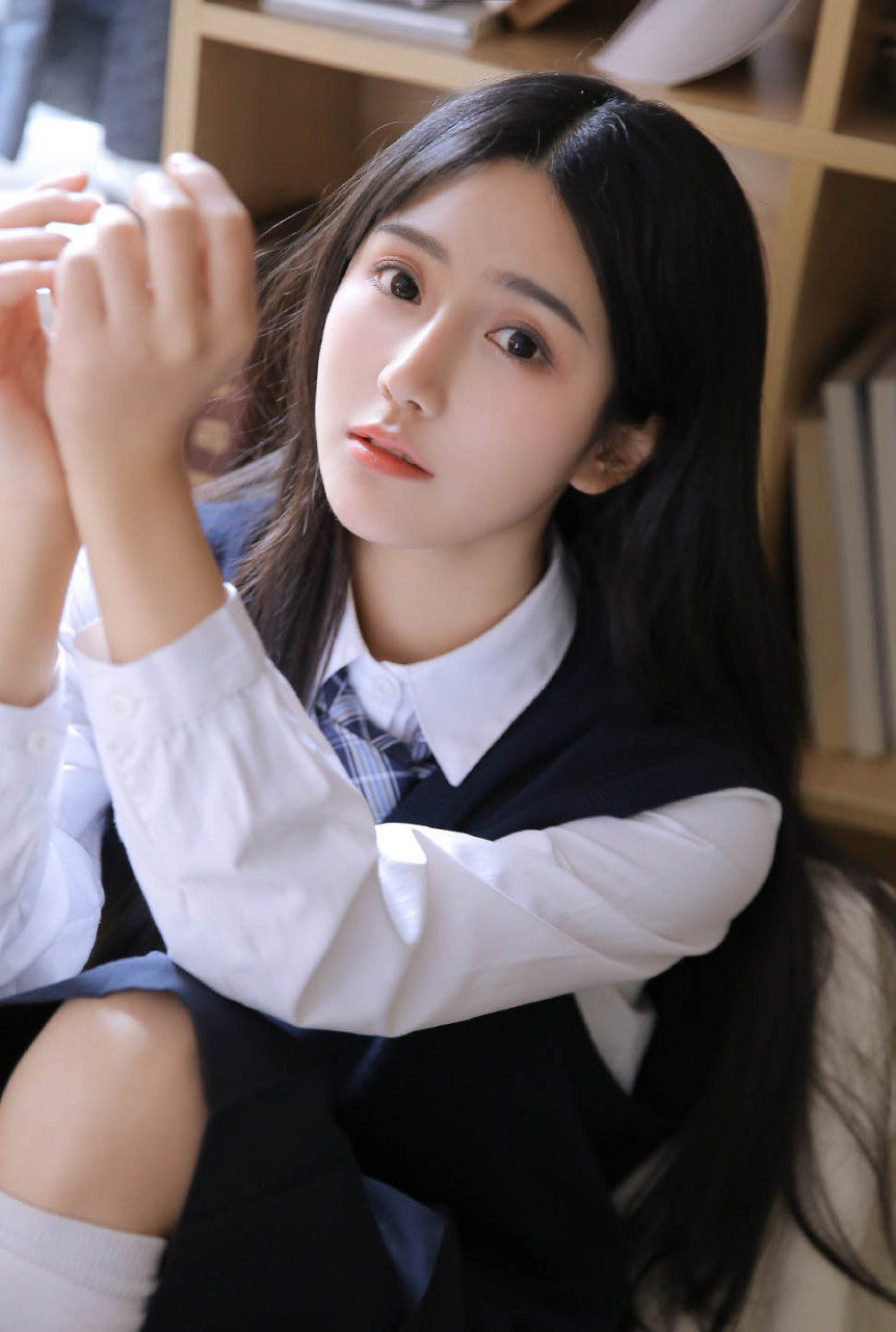 长发及腰的大学生美女