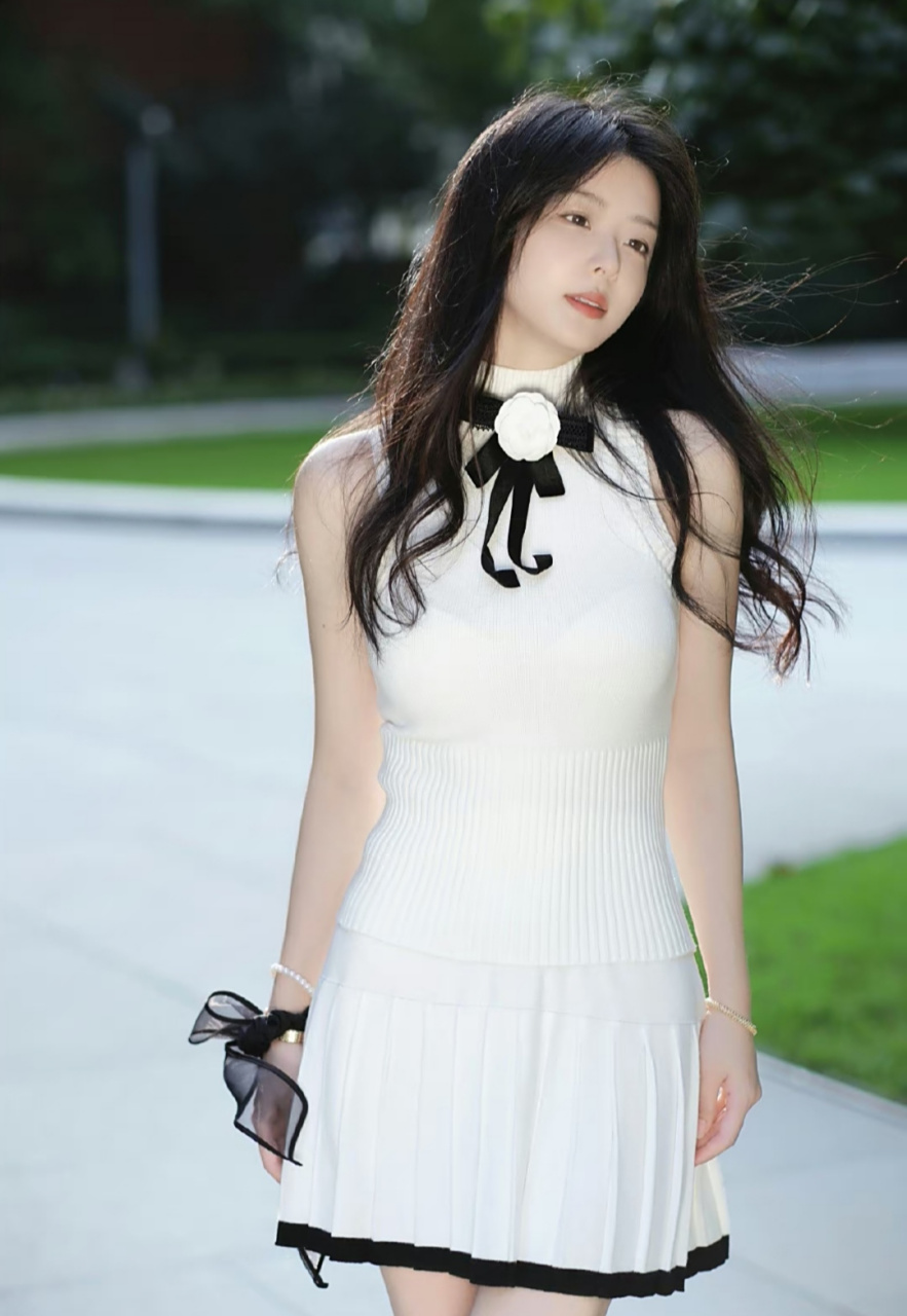 甜美灵动,妩媚动人的颜值女神#王嘉丽# 雪肤玉貌,身姿曼妙,前凸后翘