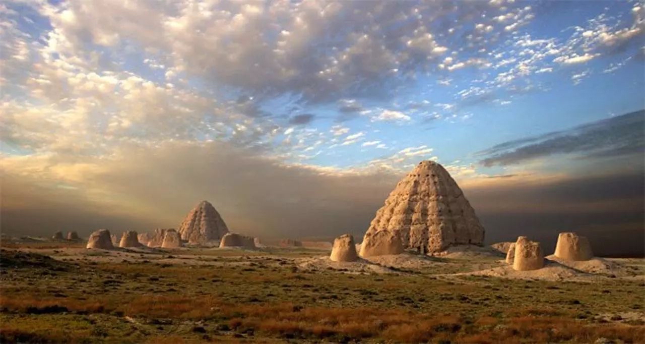 被誉为"东方金字塔"的西夏王陵是怎样找到的?