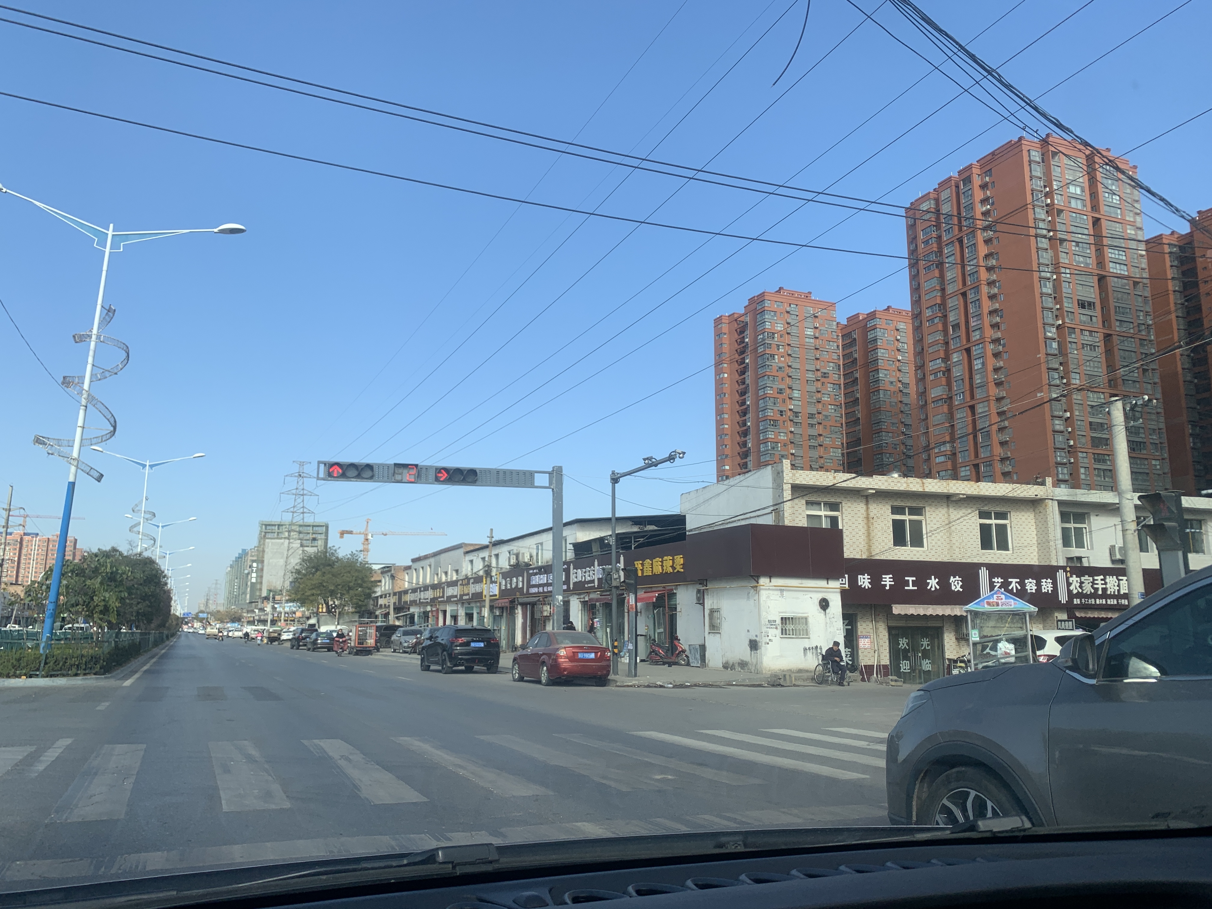 高陵区车城花园泾渭路边的房子,这里属于杨管寨村还是韩村,路东路西我