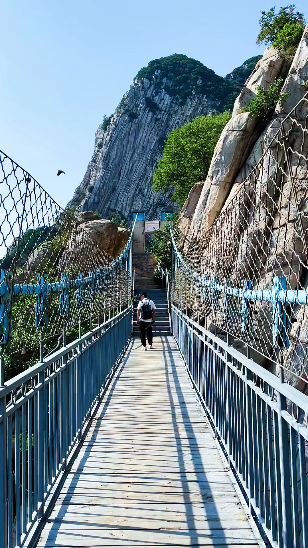 嵩山七十二峰连绵不绝,网红吊桥很刺激!