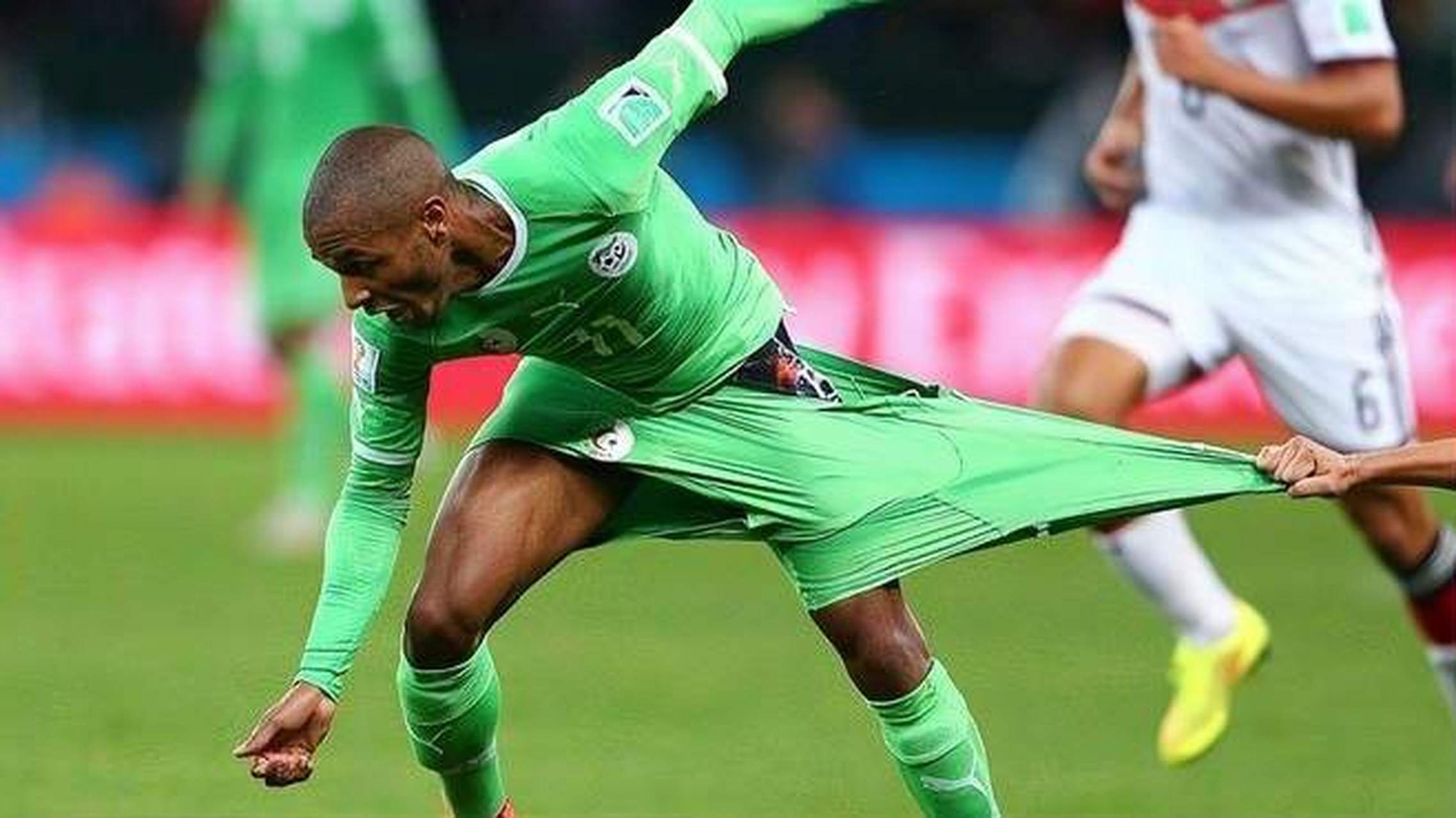 看下足球场上那些搞笑瞬间