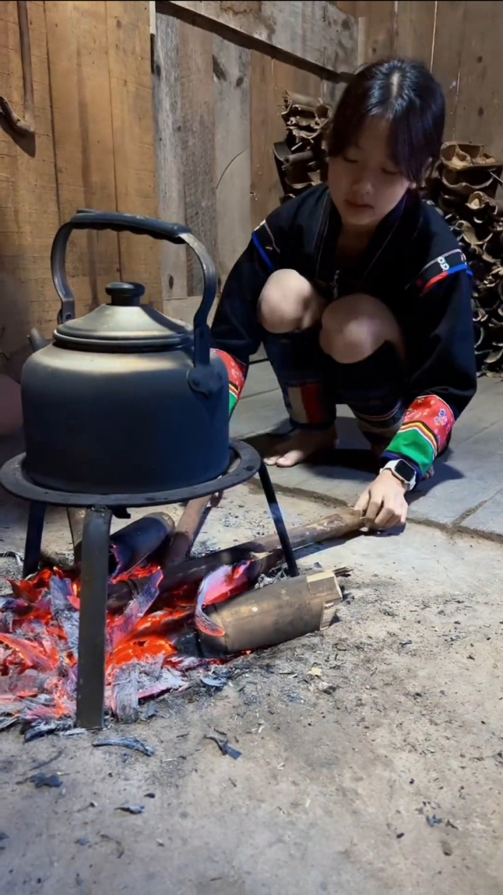 少数民族的人们,还保持着在家打赤脚的习惯,可能和风俗文化有关吧