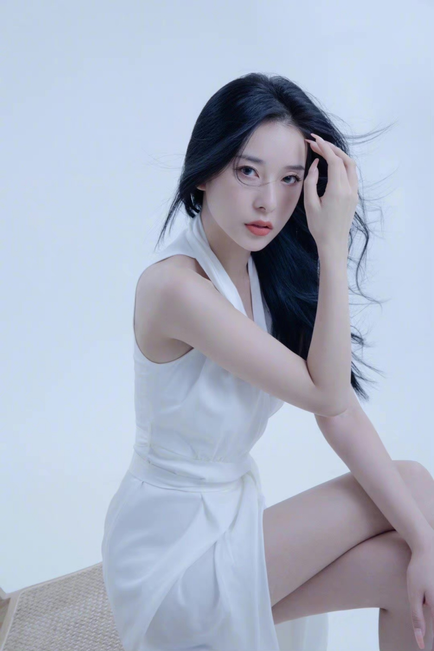 气质美女,长相清秀,皮肤白皙水嫩,身材高挑迷人,一双大长腿格外引人