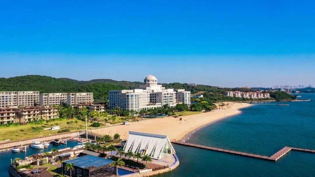 防城港萨维尔度假酒店地处国家黄金海岸线——江山半岛旅游度假区核心