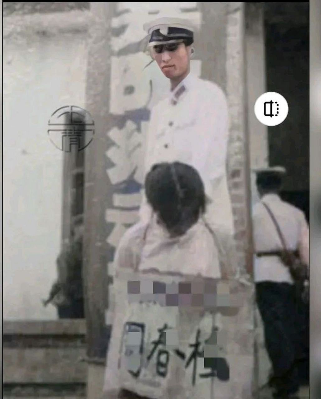 1983年,严打下的一名"女流氓",正在接受审判,照片中的她脖子上挂着一