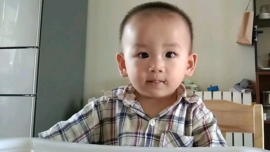 感冒鼻涕闪闪光,小宽早饭吃得香