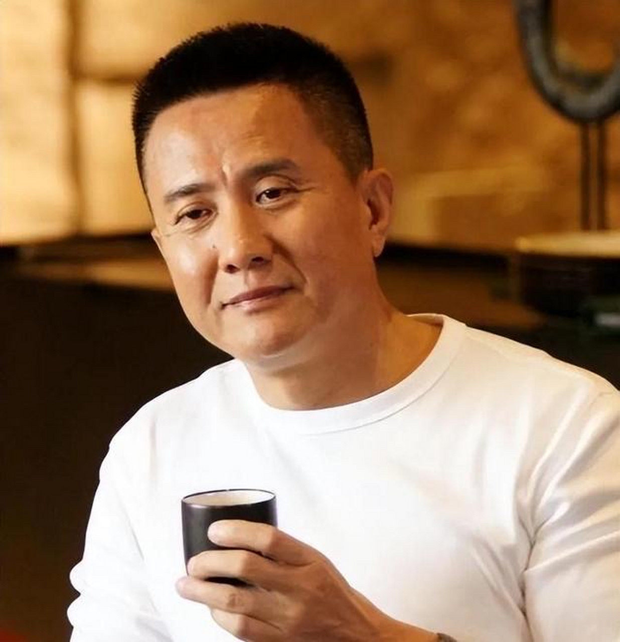 演员张志坚:娶圈外妻子张萍,家里她是老大,余生不会辜负她 张志坚是一