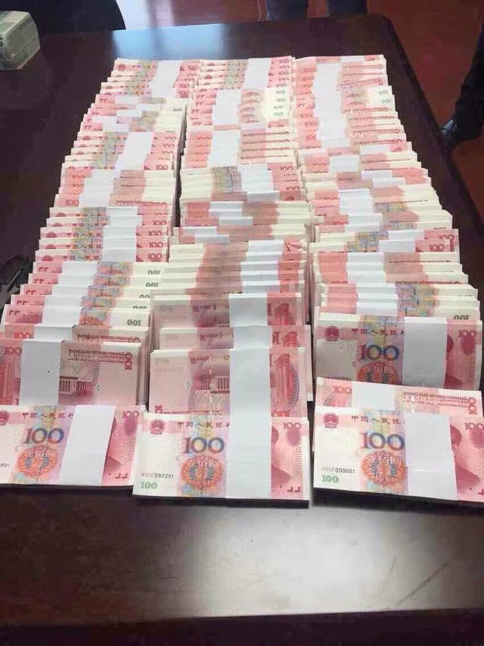 大家算一算这一堆能折多少只纸飞机[社会]