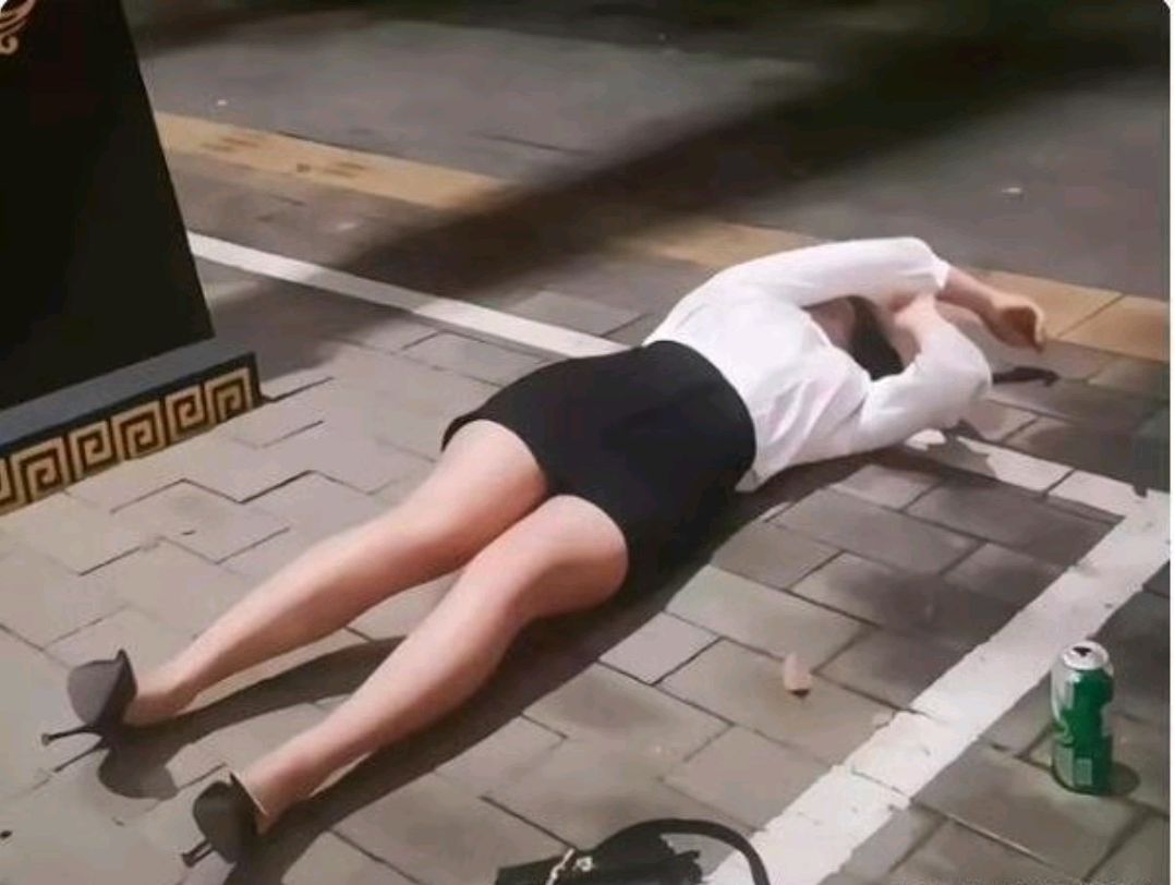 广东一售楼小姐深夜醉酒躺在大街上!行业的艰辛只有她们自己知道