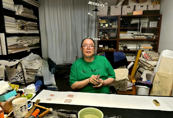 张铁林近况曝光!晚年生活不易,脚受伤坐轮椅,卖字画演话剧为生