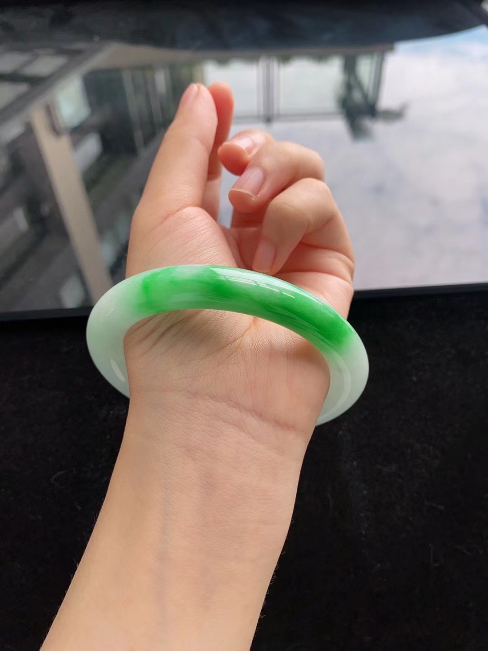 细糯化奶白底飘鲜正阳绿圆条手镯,玉质细腻匀润,一抹阳绿靓丽抢眼