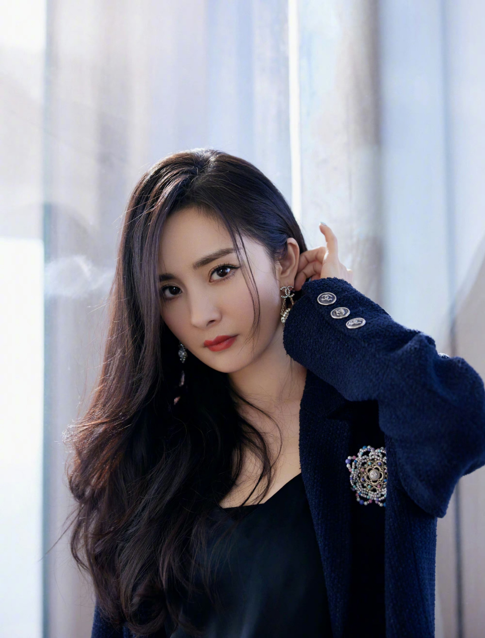 杨幂# 2021年电影《刺杀小说家》,活动现场的造型,又型又飒!