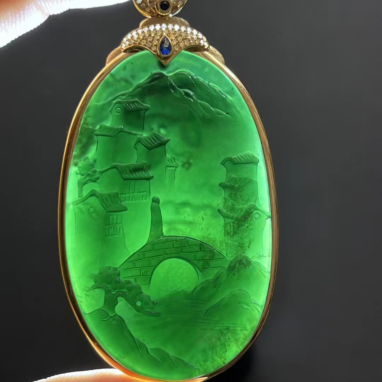 墨翠山水牌挂件,18k金镶,精致大方,整体裸石油润黑亮,打灯冰透,尺寸