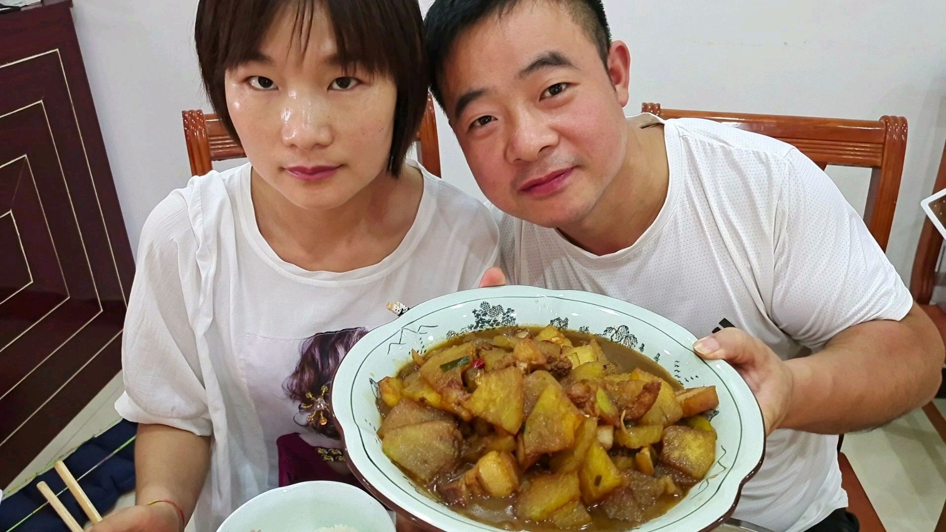 夫妻搭配干活不累,良好做冬瓜炖肉,好吃的到舔盘子,太过瘾了