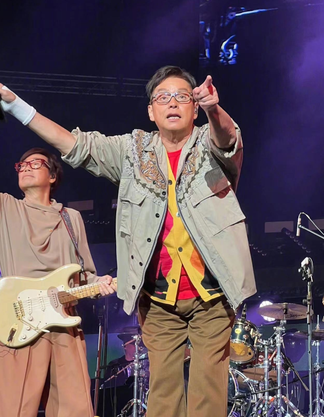 72岁谭咏麟演唱会突发意外!手腕肿胀打石膏,还遭观众拉扯引担忧