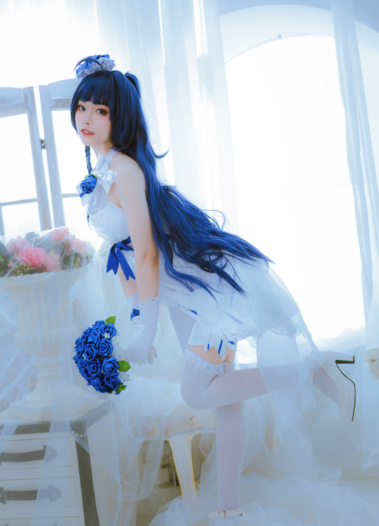 cosplay:芽衣的纯净永恒花嫁,过膝"白丝"配上白色高跟鞋,好美