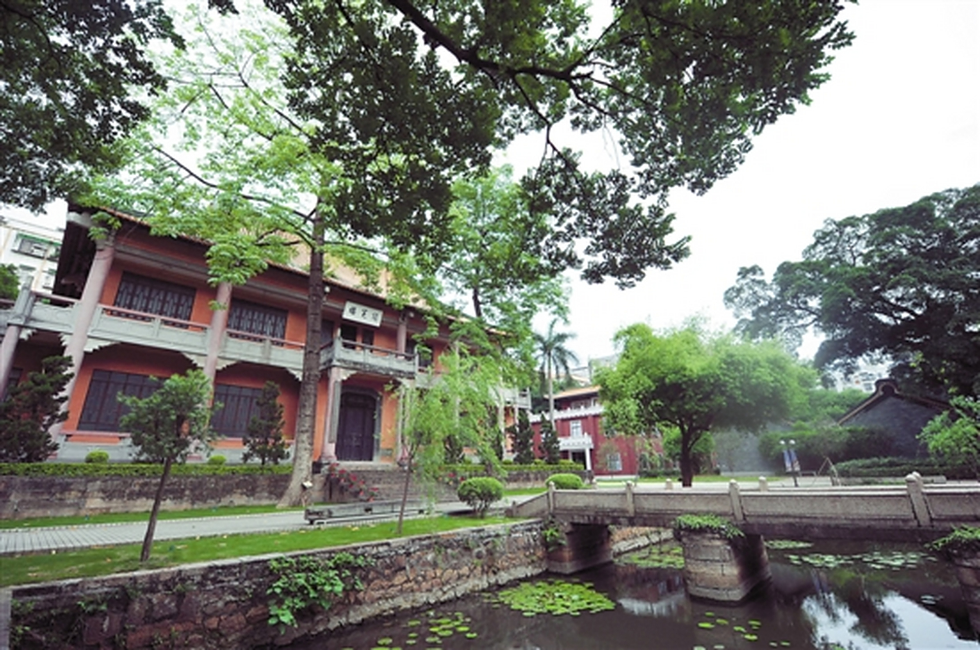 广州荔湾西村的广雅中学,前身是清末的广雅书院,由洋务运动代表人物