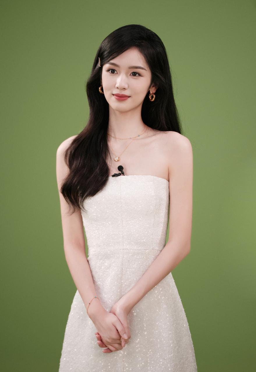 周也好美,一袭抹胸白裙,搭配微卷长发,优雅妩媚,明艳动人!