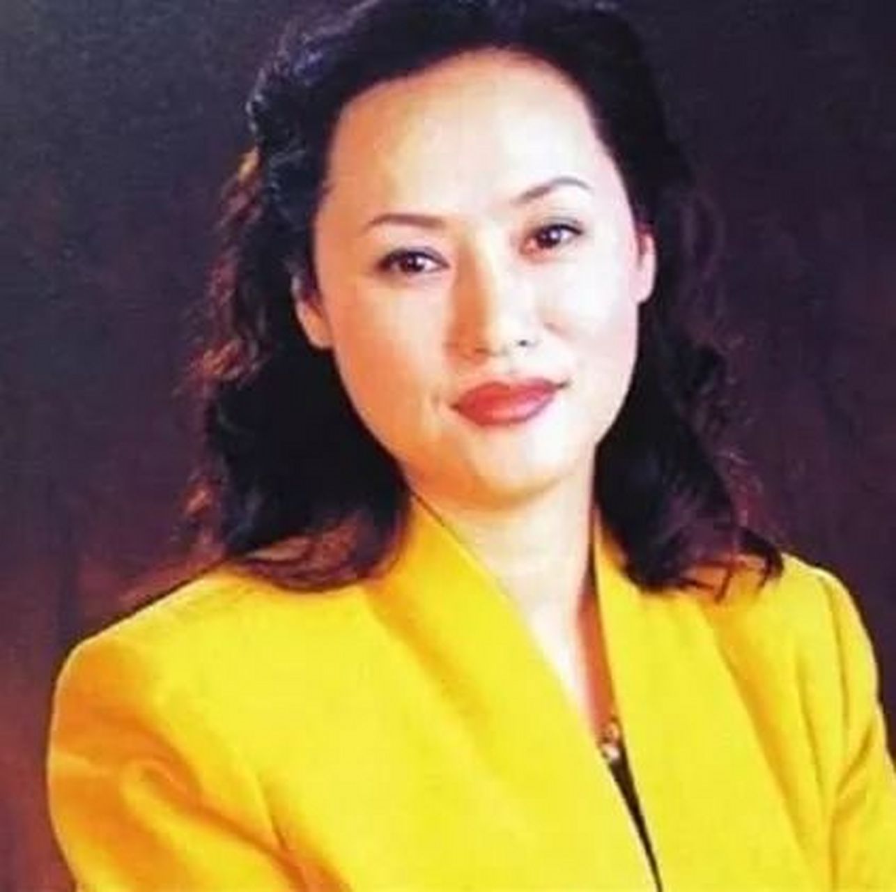 1990年,49岁女富豪陈丽华与38岁的唐僧迟重瑞结为夫妻,新婚之夜,正当