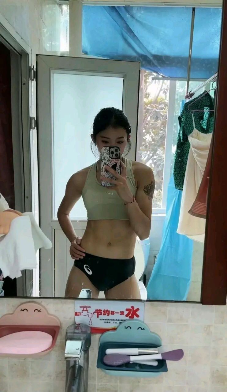 田径跨栏女神吴艳妮火了,有能力且有颜值,又美又飒,富有张扬的个性和