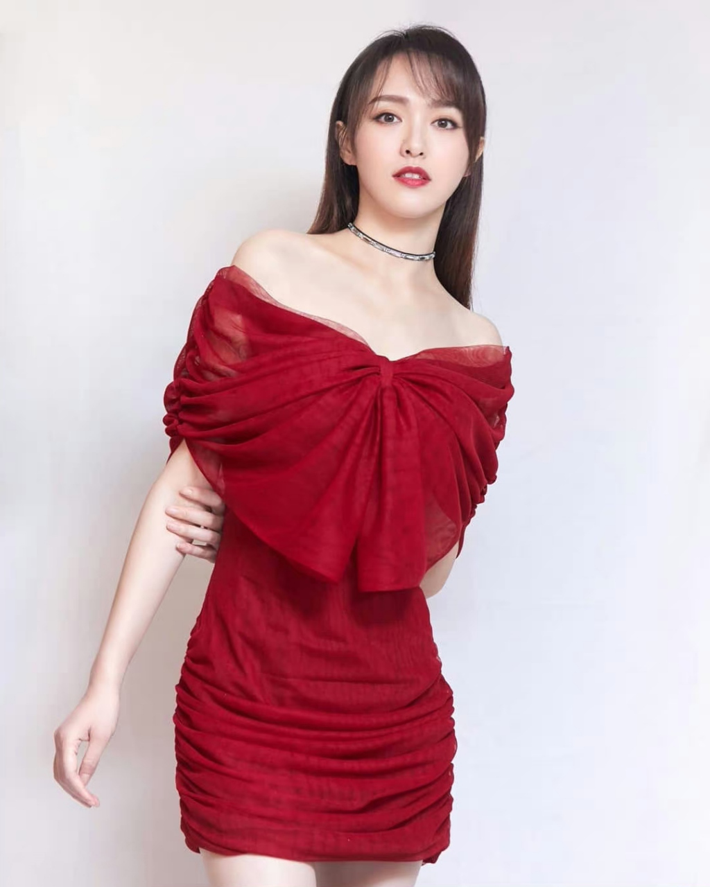 唐嫣# 一袭红色漏肩纱裙,清纯甜美的容颜,性感妖娆的身材,前凸后翘