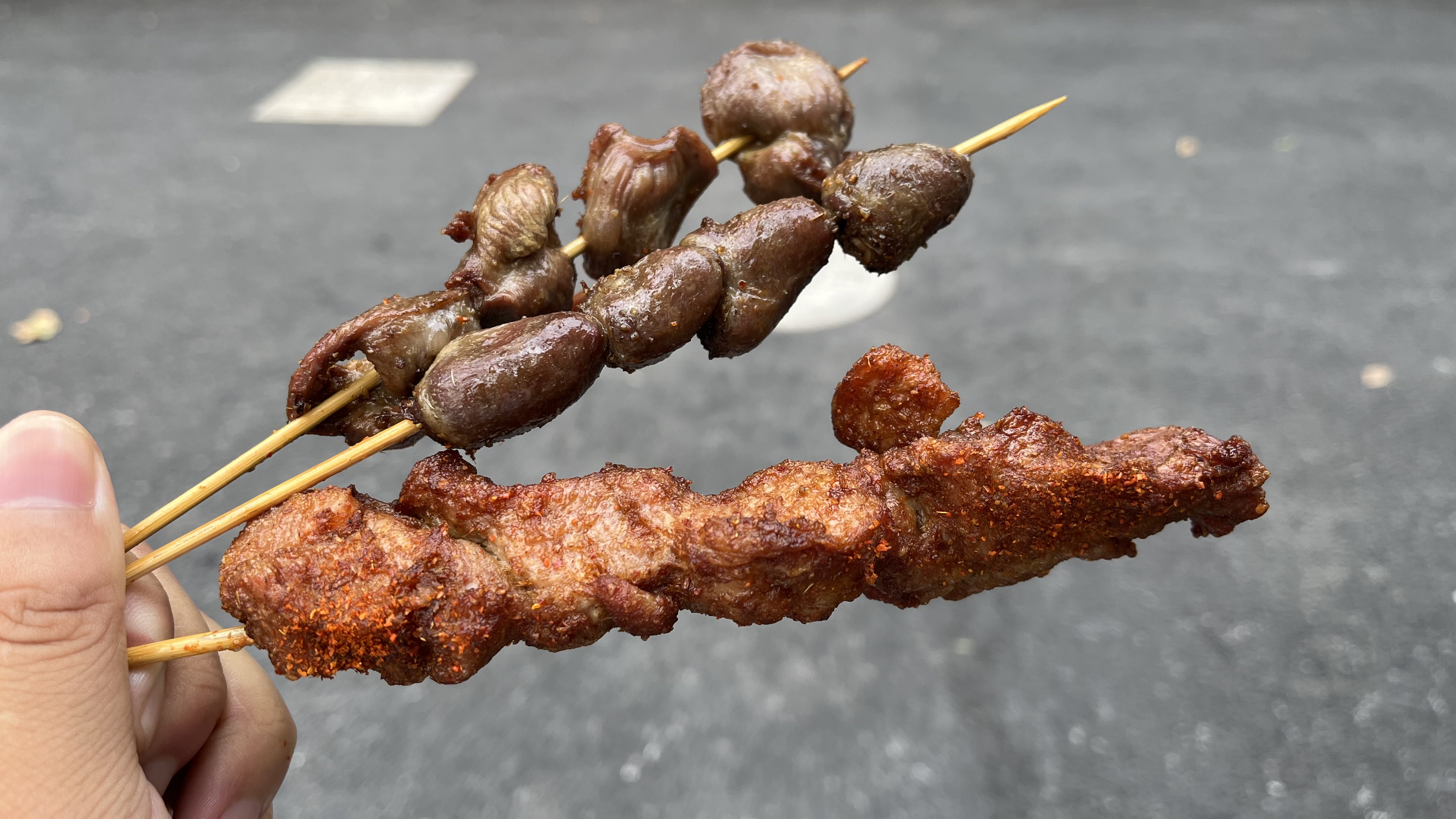 上海马路边炸串小店,有20多年历史,超大里脊肉8元一串