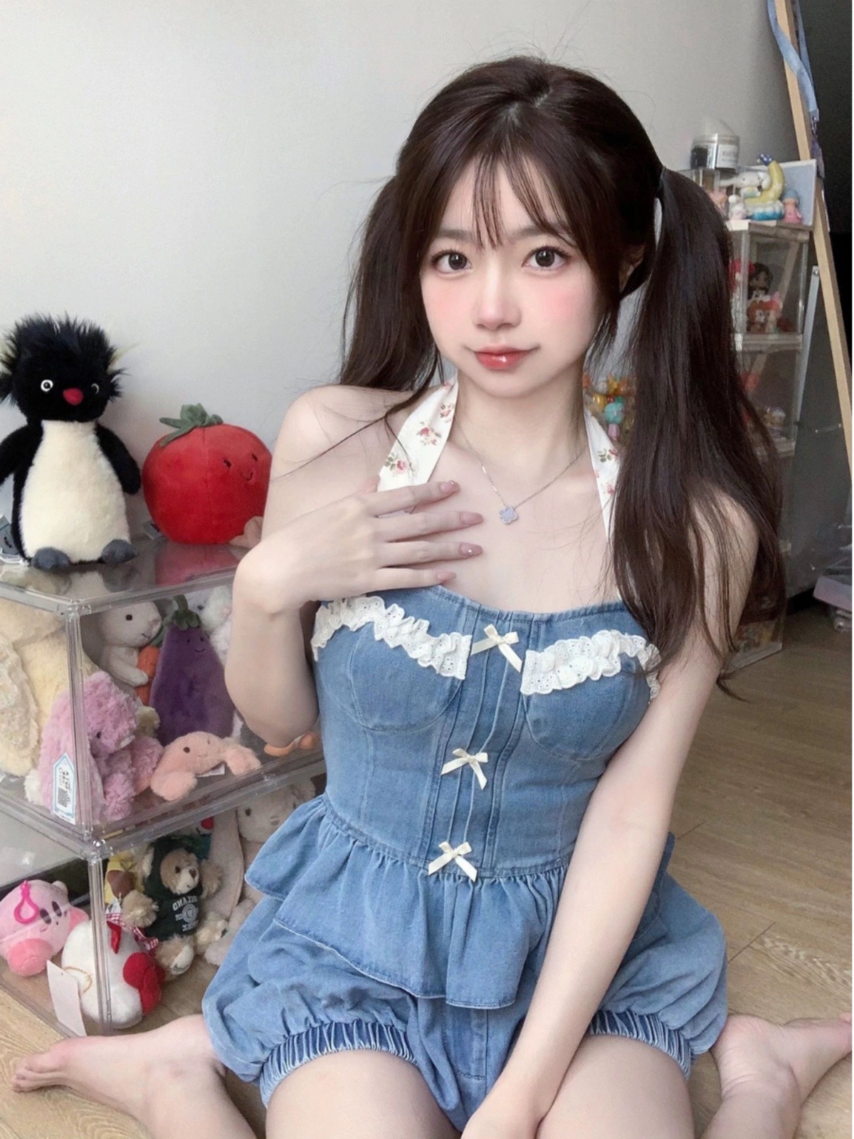 初恋女友风格穿搭,个性别致的牛仔套装,挂脖式设计和花边的点缀,简直