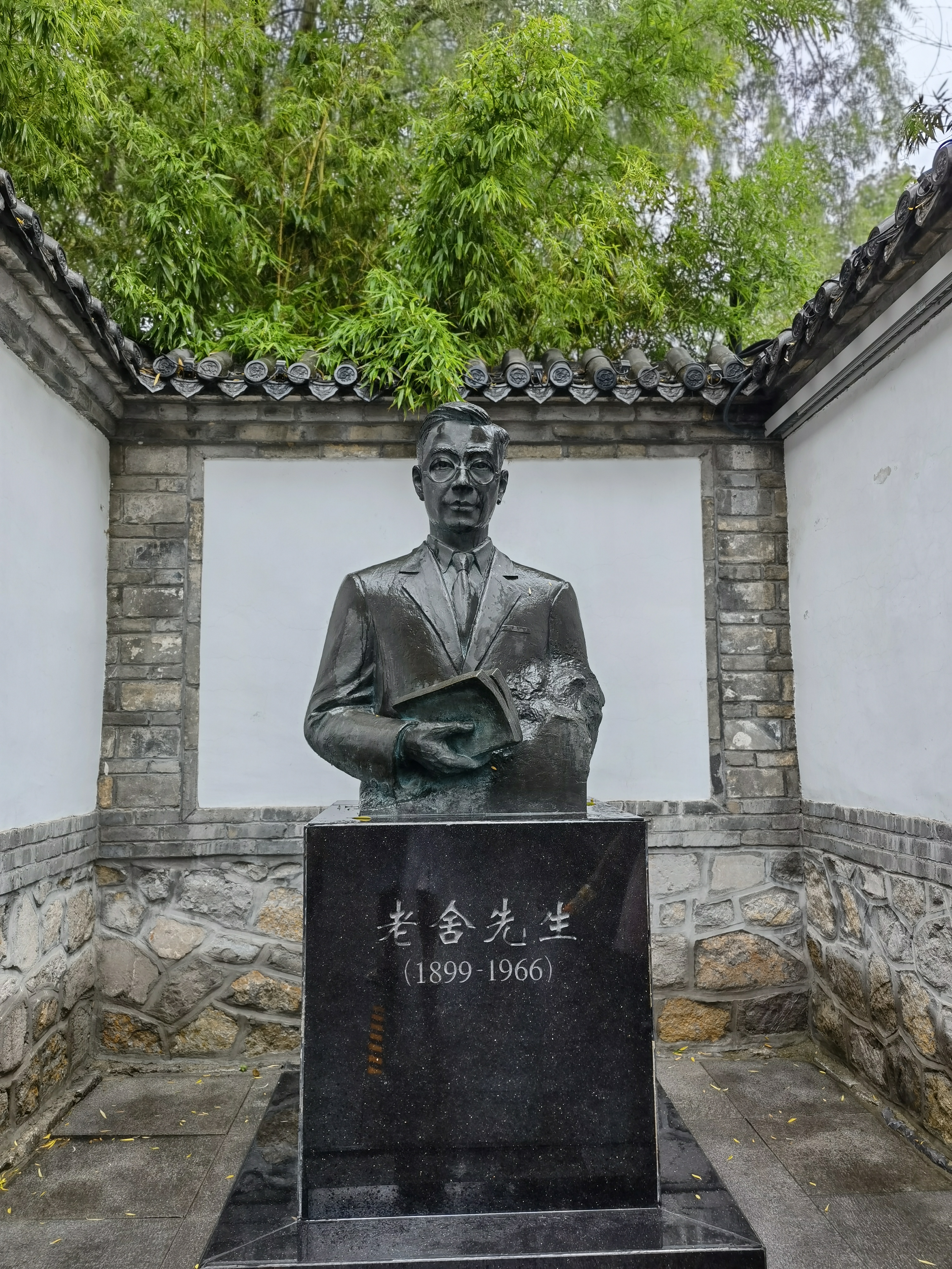 济南大明湖畔最爱济南的老舍