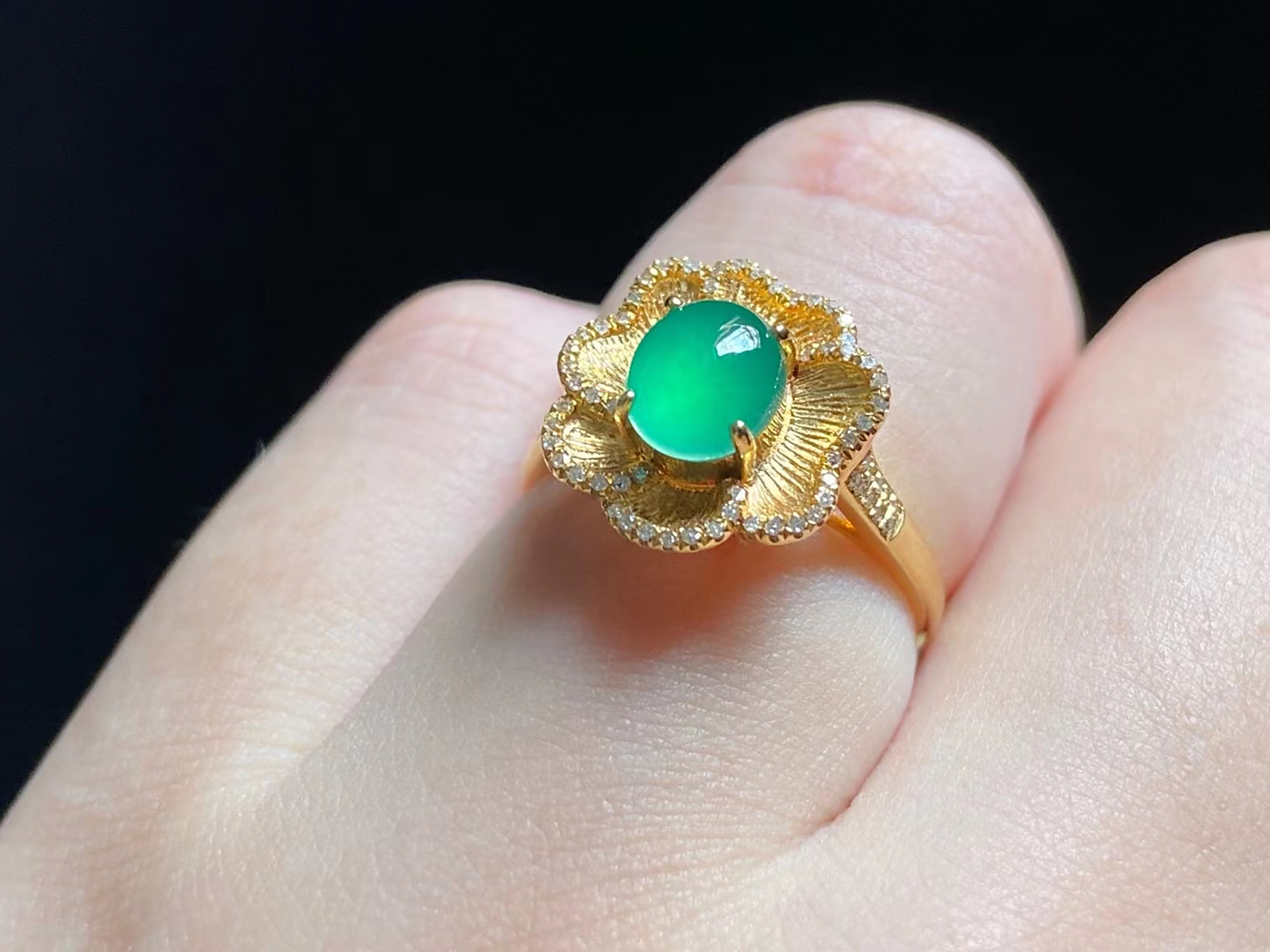 点击头像看直播# #翡翠# 辣绿戒指,种老色美,质地纯净,镶嵌后造型