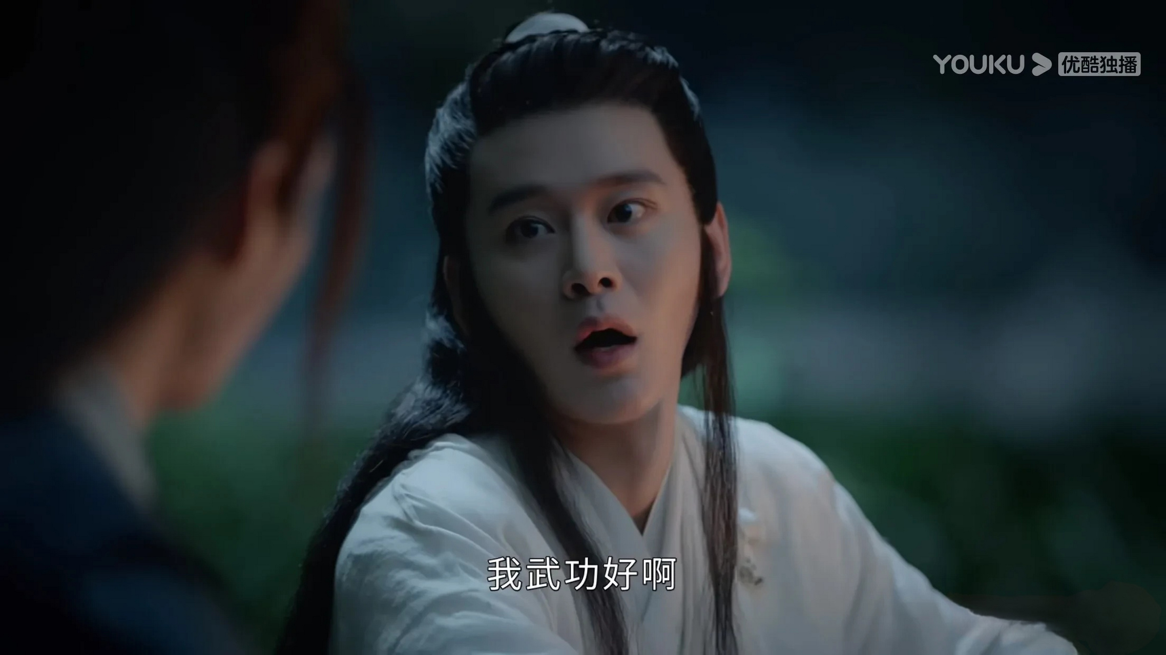 然后被李莲花一招给秒了 还记得他在《山河令》里怼天怼地的叶白衣