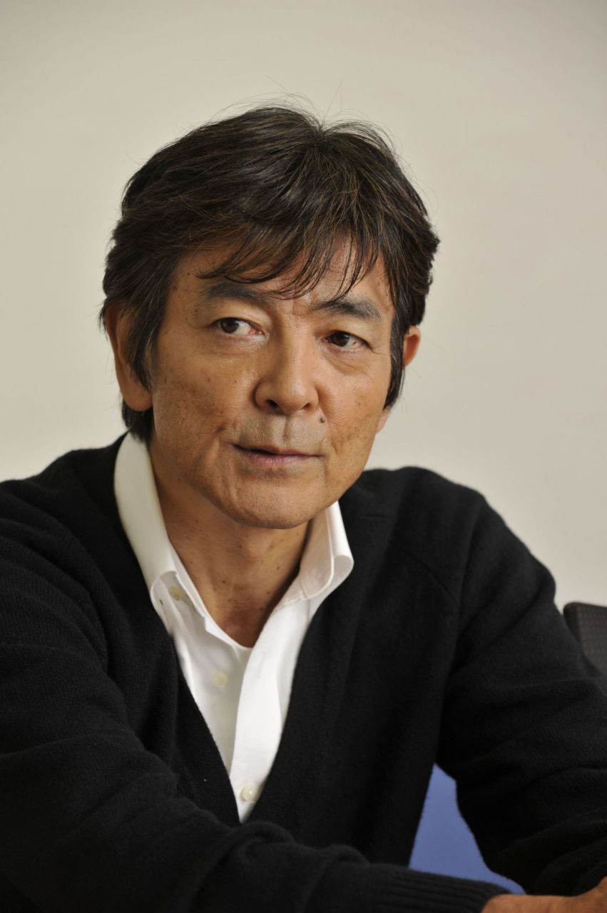 别致的求婚 日本电影明星柴田恭兵十分爱恋一位姑娘,但不知说什么好