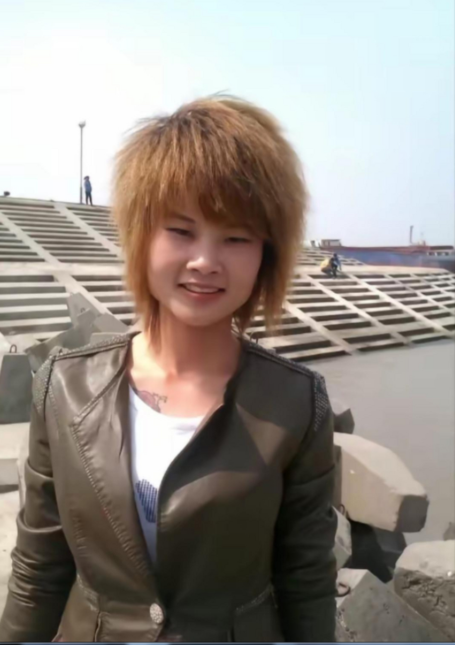 十年前的杀马特造型,这个姑娘有点像李宇春.