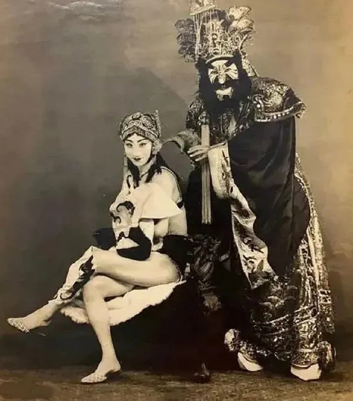 京剧《封神榜》纣王和妲己,妲己的扮演者是当时著名花旦小杨月楼(男)