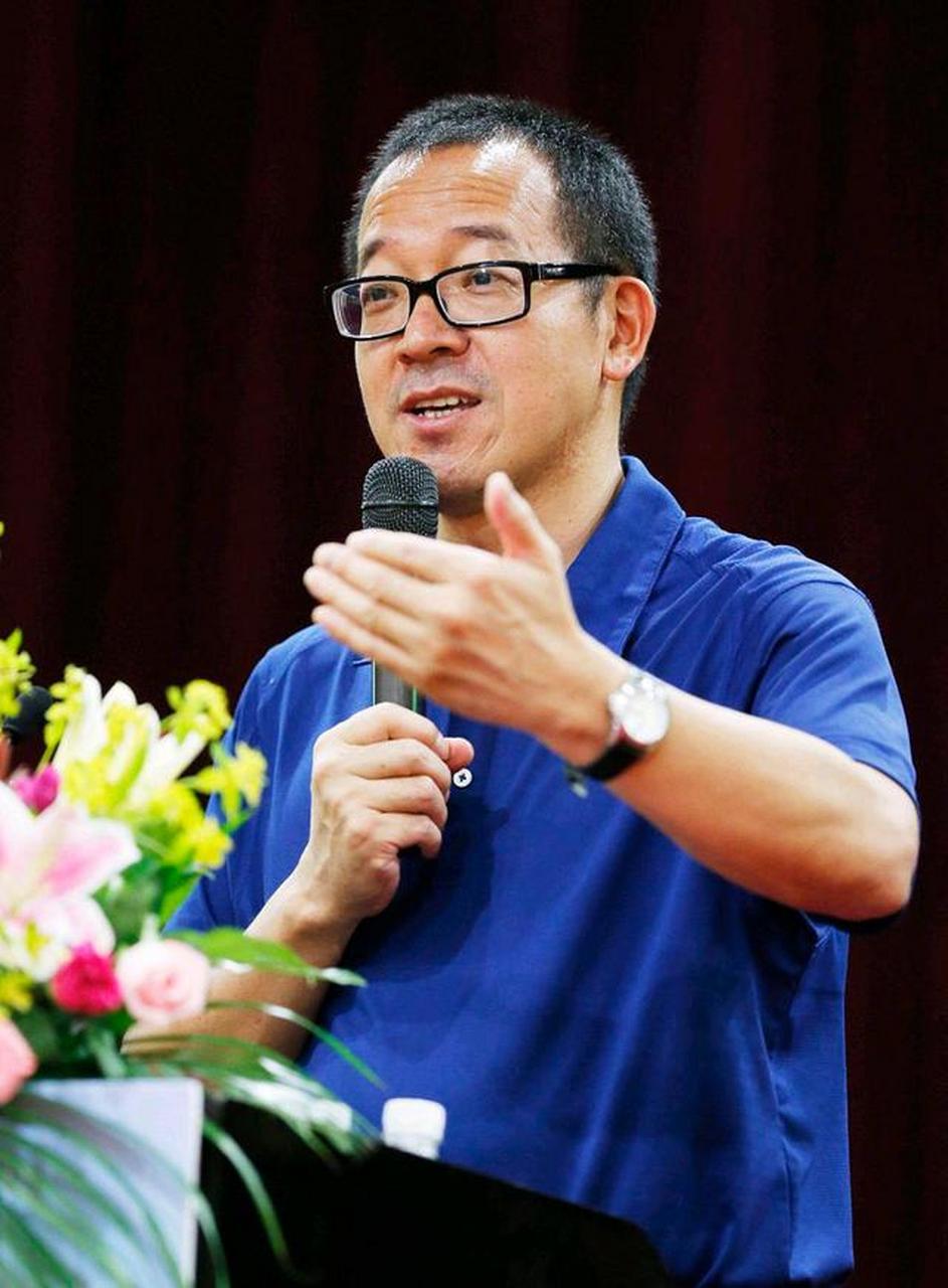 新东方的校长俞敏洪一次醉酒,事情缘起于新东方的一位员工被竞争对手