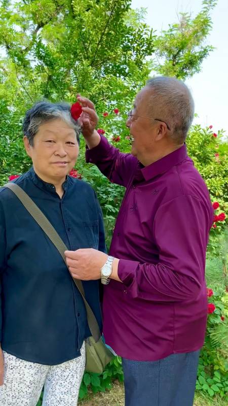 老两口也浪漫一回这才是幸福