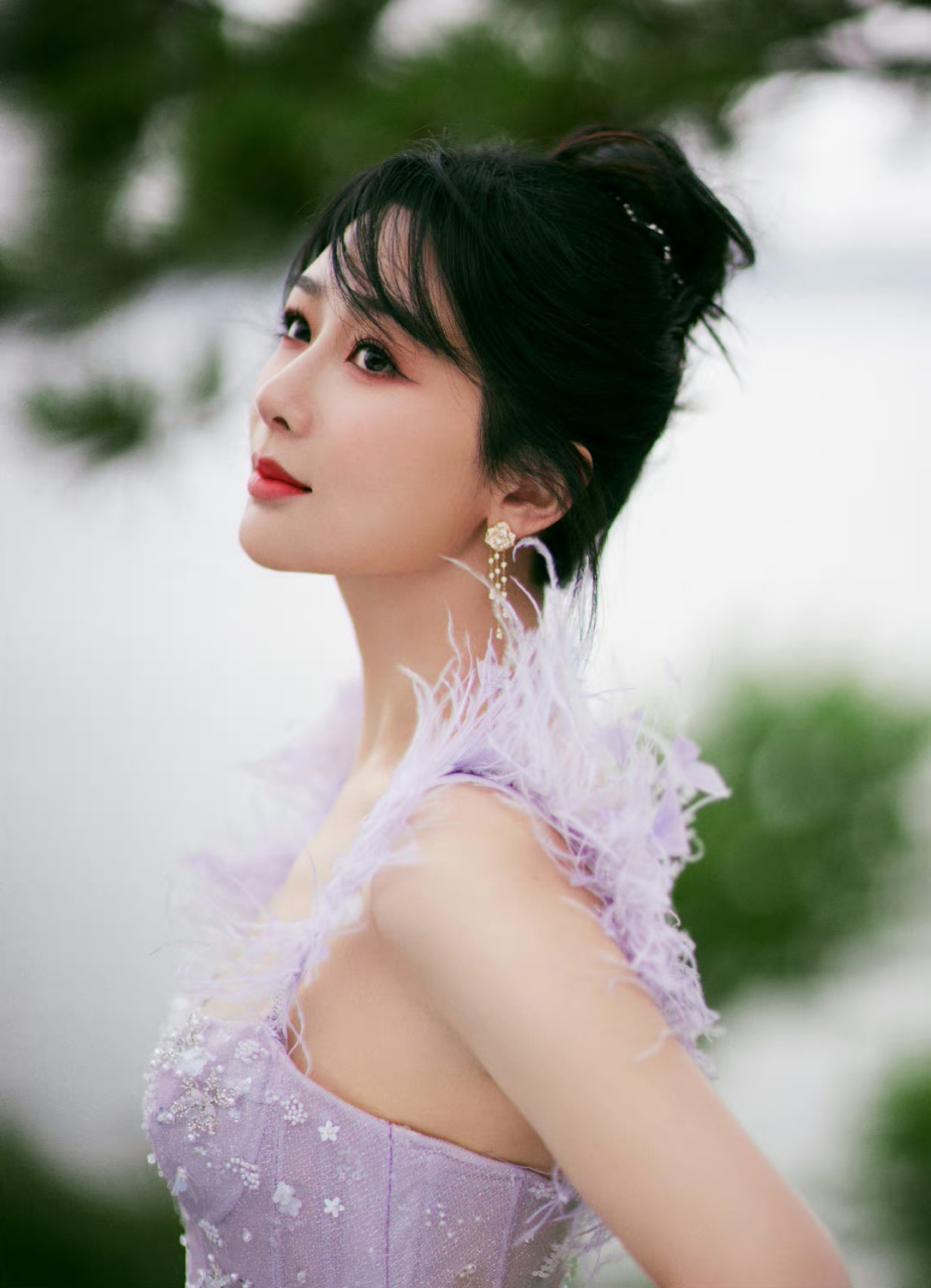 杨紫# 一袭橘黄色缀花抹胸礼裙,清纯唯美的容颜,白皙细嫩的肩颈线